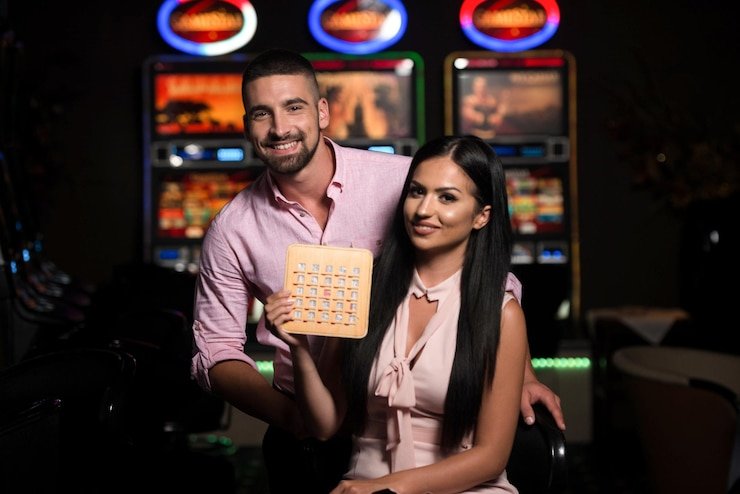 Dealer profesional mpo88 membagikan kartu Live Baccarat dalam streaming HD